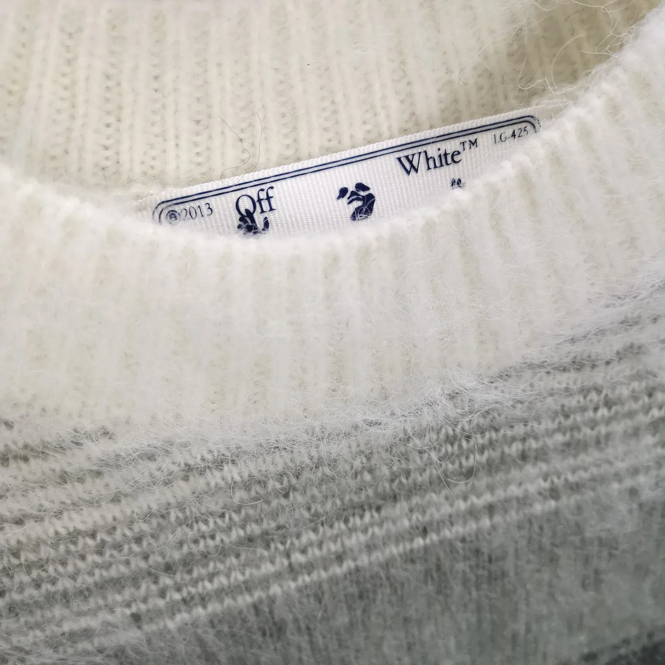 The new top tested version OFFWHITE (OW) Gradient Mohair Striped Arrow Sweater Hoodie Gradient Rendering Arrow Couple Knitted Sweater Mohair sweater OW will be released every year🛒 The same style and ever-changing colors, really no girl does not love it, it is super suitable for wearing under a down jacket in winter, and will not be bloated! If the lower body is missing, their favorite os version🙋🏻‍♀️ intuitively adds natural softness and fairy beauty effect, which is the best choice! The upper body is lightweight and does not weigh down the body while keeping warm. The sleeves and the gradient arrow parts on the back are repeatedly patterned until the gradient level is satisfied before large-scale products are released. The craftsmanship is extremely demanding. Each sweater is woolen at least ten times to give it a plush, thick feel and good fluffiness! ✅ Fabric composition: 50% mohair 32 spandex 18% wool, three-level anti-pilling Color: black and white gradient Sizes Mohair is lighter and softer, so be careful not to machine wash it, not machine washable! ! emphasize! !  ⚠️Hand wash with warm water and cold water P:440